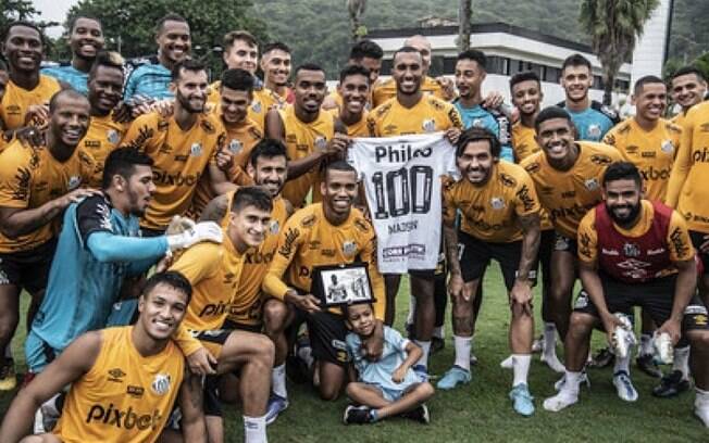 Madson completa 100 jogos e recebe homenagem do Santos