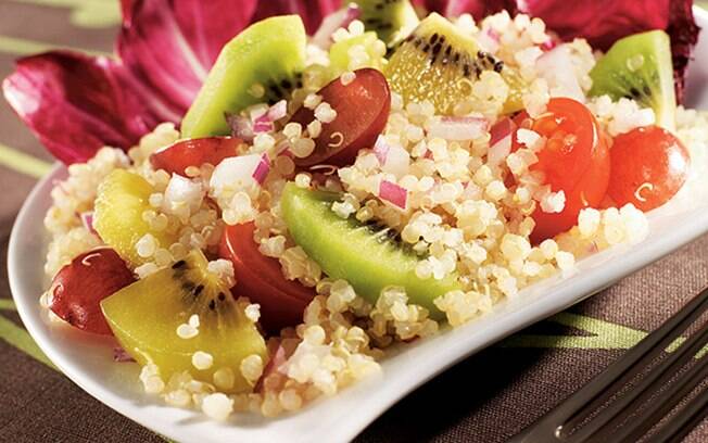 Foto da receita Salada de quinoa com kiwi pronta.