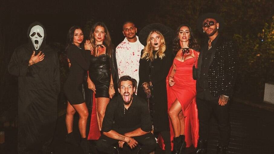 Neymar e Bruna Biancardi com os amigos em festa de Halloween em Paris