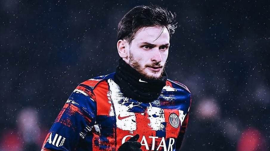 Kvaratskhelia chega como astro do PSG Kvaratskhelia chega como astro do PSG