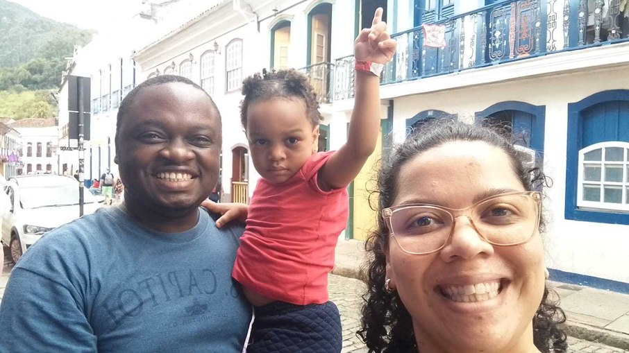 Isabella Dias Cunha com o marido e a filha no Sesc de Ouro Preto (MG) Isabella Dias Cunha com o marido e a filha no Sesc de Ouro Preto (MG)