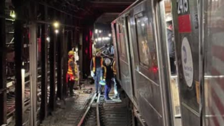 Trem descarrilado afetou operação do metrô de Nova York nessa quinta (4)