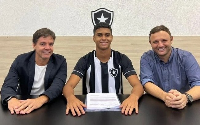 Botafogo assina contrato profissional de Bernardo Valim, destaque do sub-17, até julho de 2025