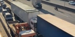 Vídeo: engavetamento entre carretas causa lentidão na Via Dutra