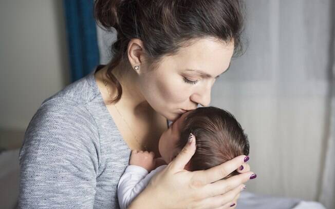Especialistas não recomendam beijar bebês na mão e na boca, pois eles ainda não tem o sistema imunológico forte