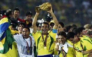 Campeão mundial com a Seleção é internado após sofrer queimaduras