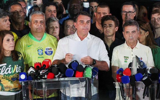 Após término da apuração, no domingo, Flávio Bolsonaro discursou rodeado por apoiadores