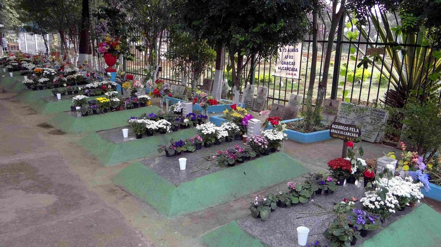 Túmulos dos 13 corpos desconhecidos do incêndio no Edifício Joelma