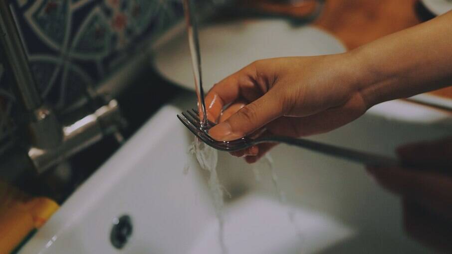 Mulheres dedicam quase o dobro do tempo semanal do que os homens com tarefas domésticas