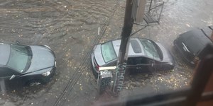 Tempestade alaga ruas de Nova York nesta quinta (30); veja vídeo
