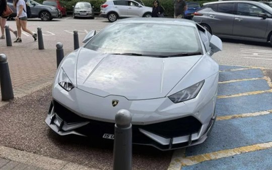 Motorista de Lamborghini reage após críticas por vaga especial