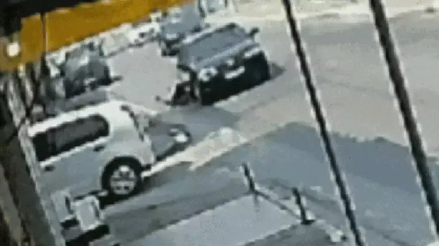 Momento em que o suspeito arrasta a filha Momento em que o suspeito arrasta a filha