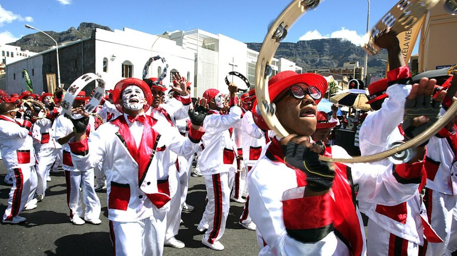 Celebrações públicas e eventos de rua marcam a virada em grandes centros urbanos