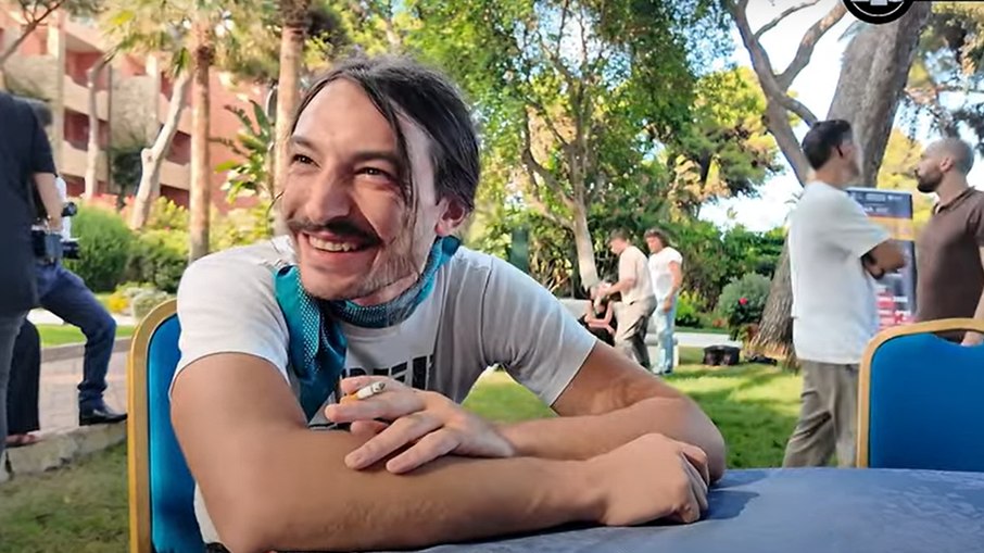 Ezra Miller reaparece em eventos e afirma querer voltar a Hollywood Ezra Miller reaparece em eventos e afirma querer voltar a Hollywood