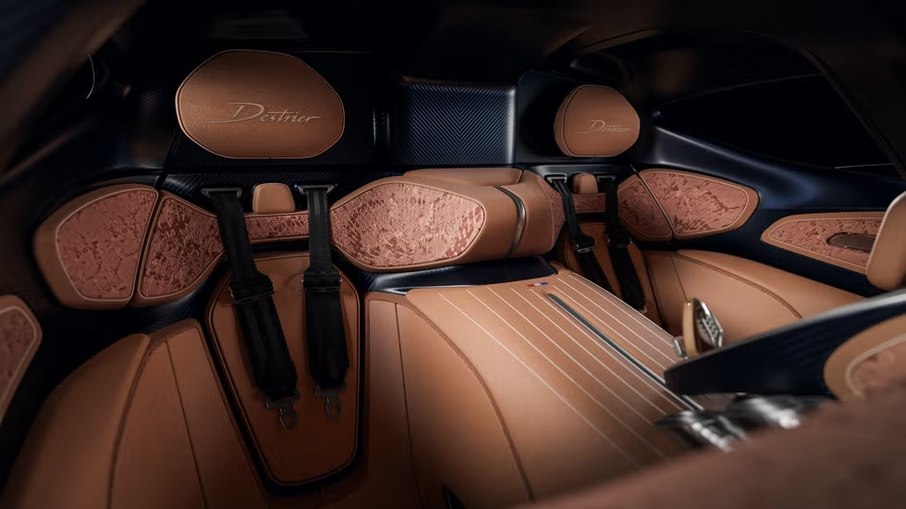 Interior do Destrier combina couro, tecidos tridimensionais e detalhes metálicos em uma configuração feita sob medida. Interior do Destrier combina couro, tecidos tridimensionais e detalhes metálicos em uma configuração feita sob medida.
