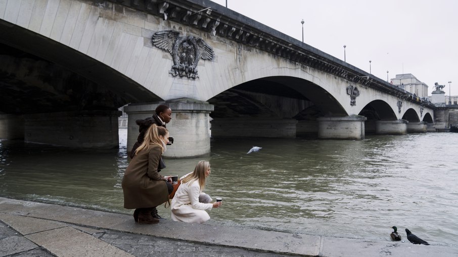 Sena reabre para banhistas em Paris após um século Sena reabre para banhistas em Paris após um século