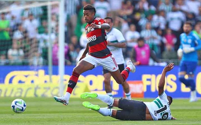 Gerson faz golaço nos acréscimos, e Flamengo vence Coritiba na marra