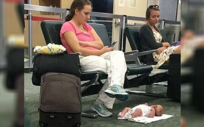 Foto de mãe sentada no aeroporto com filha no chão viralizou mesmo sem as pessoas saberem a verdadeira história