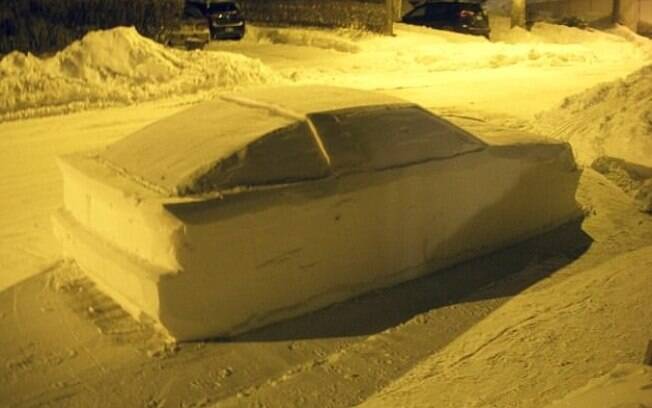 Inspirado no filme 'De Volta para o Futuro', o homem decidiu esculpir o mesmo modelo de carro do filme na neve