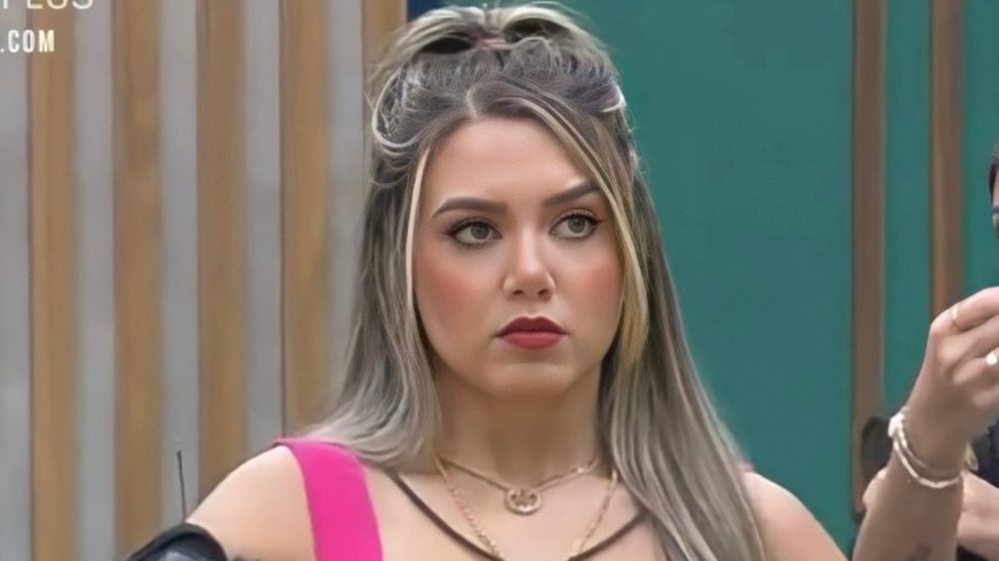 Karol Menezes atualiza status de relacionamento: 'Namorando'