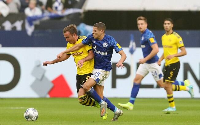 Schalke 04 durante jogo contra o Dortmund