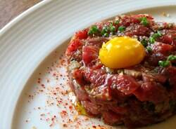 Steak tartare é um prato criado por guerreiros; veja como fazer