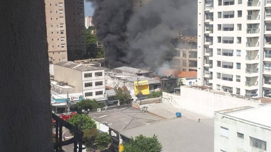 Incêndio em prédio comercial na região da zona sul de São Paulo
