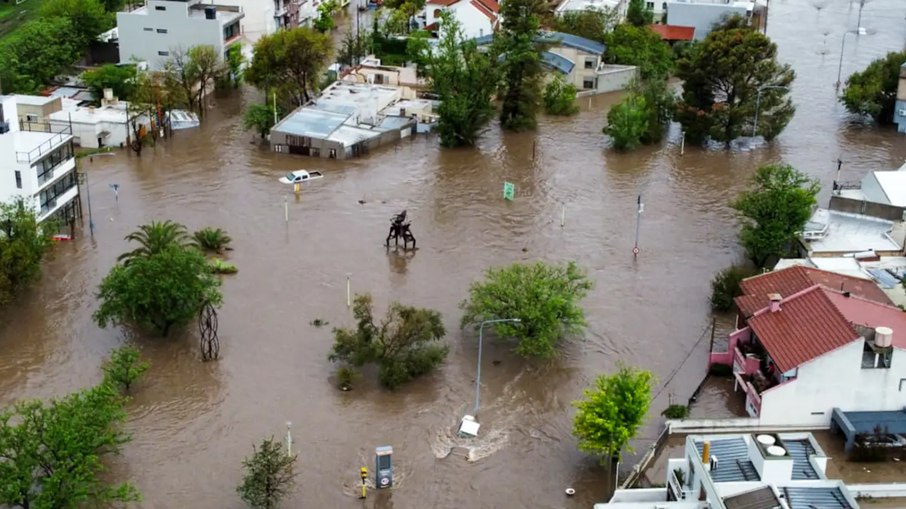 Temporal deixou a cidade argentina de Bahía Blanca debaixo d'água Temporal deixou a cidade argentina de Bahía Blanca debaixo d'água