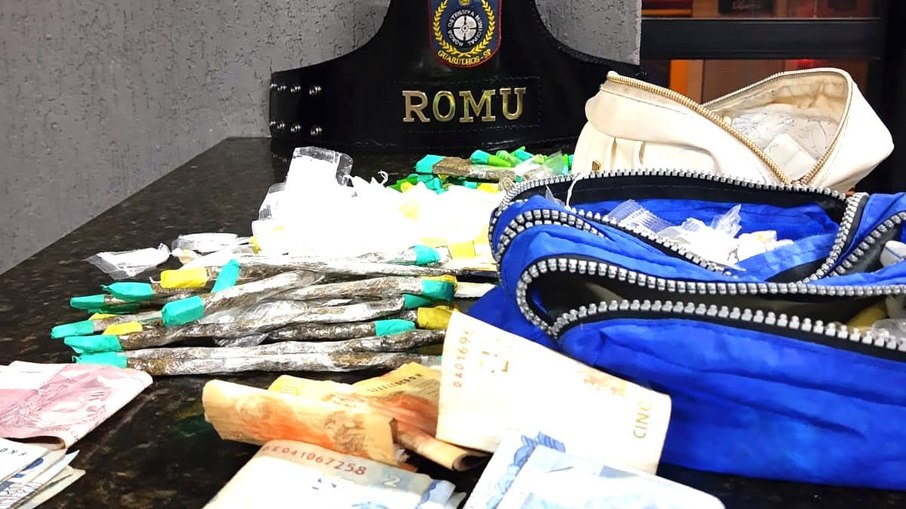 Guarda Civil Municipal apreendeu maconha, cocaína e dinheiro do tráfico. Guarda Civil Municipal apreendeu maconha, cocaína e dinheiro do tráfico.