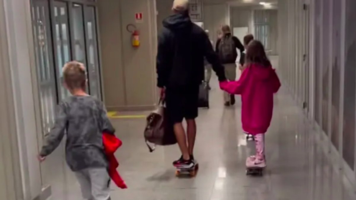 Pedro Scooby e os filhos andam de skate pelo aeroporto