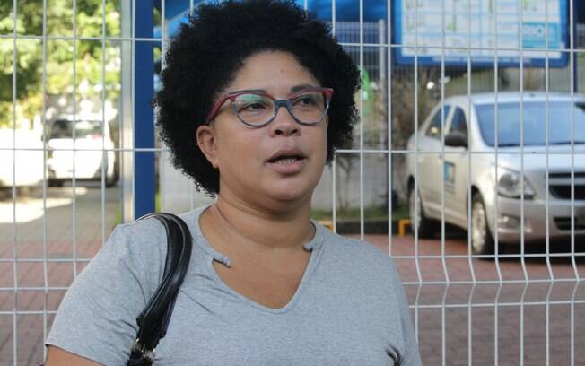 Cabeleireira Elisângela Ramos dos Santos reclama de ter precisado fazer cadastro mais de uma vez
