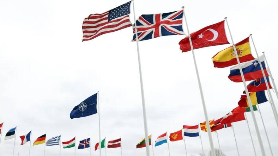 Bandeiras de países-membros da Otan na sede da aliança, em Bruxelas