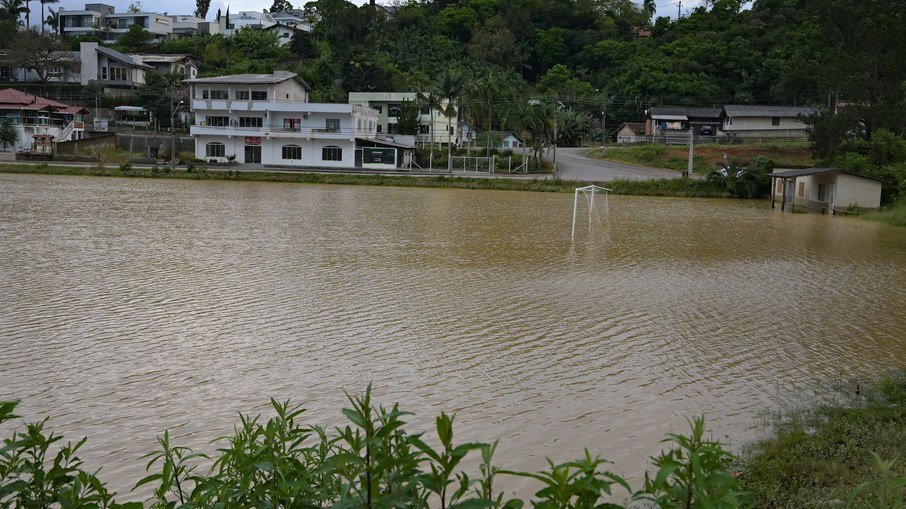 Defesa Civil de Santa Catarina manteve o alerta de atenção meteorológica para temporais nestas segunda (16) e terça-feira (17)