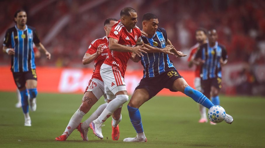 Grêmio e Internacional empataram em 0 a0 no primeiro jogo das quartas de final da Copa do Brasil Grêmio e Internacional empataram em 0 a0 no primeiro jogo das quartas de final da Copa do Brasil