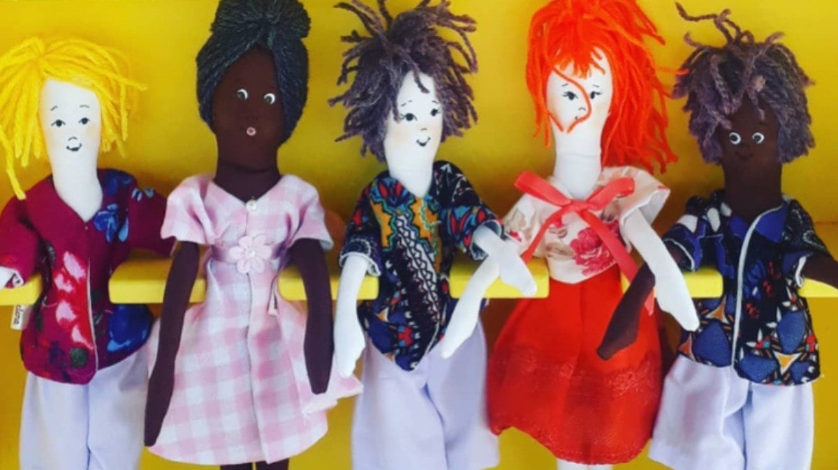As bonecas do Sonhos de Helenas resgatam a tradição do brincar das avós, mas ganharam propósito educativo para proteger contra o abuso sexual infantil