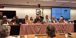 Em greve de fome, Glauber Braga dorme no plenário da Câmara