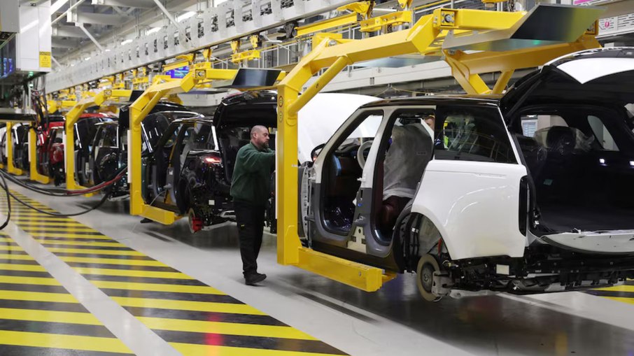 Linha de produção da fábrica da Jaguar Land Rover em Solihull, no Reino Unido Linha de produção da fábrica da Jaguar Land Rover em Solihull, no Reino Unido