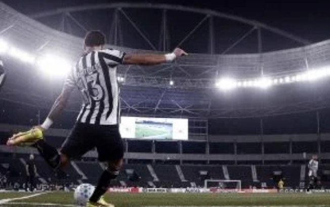 Alex Telles em ação pelo Botafogo neste Brasileirão Alex Telles em ação pelo Botafogo neste Brasileirão