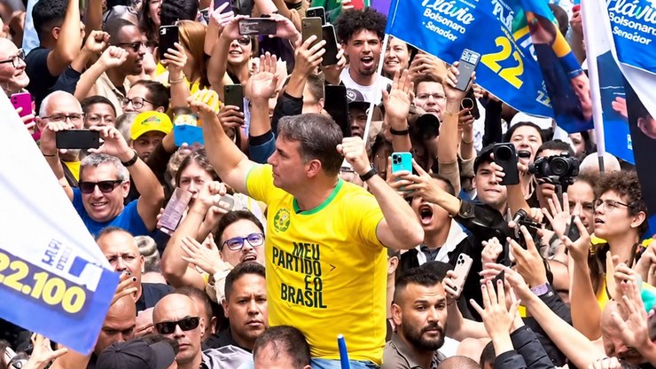 Fl%C3%A1vio%20Bolsonaro%20repete%20cena%20vivida%20pelo%20pai%20em%20MG