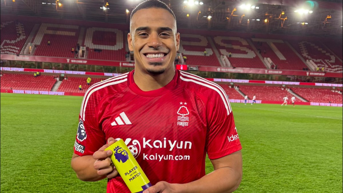 O zagueiro Murillo durante partida da Premier League