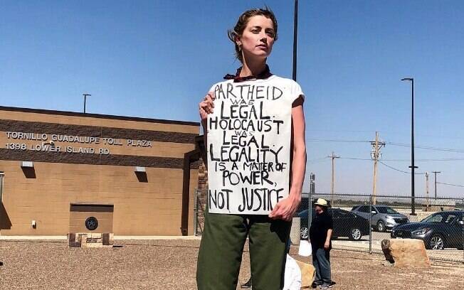 Atriz Amber Heard participou de protesto do lado de fora de uma instalação de detenção de crianças