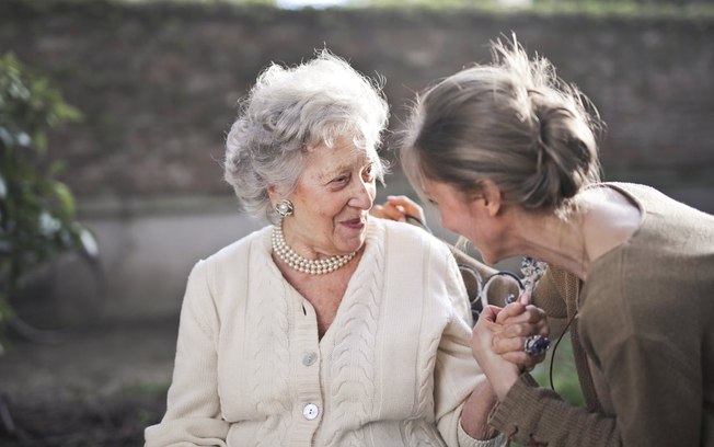 Setembro Lilás: lei garante cuidado integral ao Alzheimer