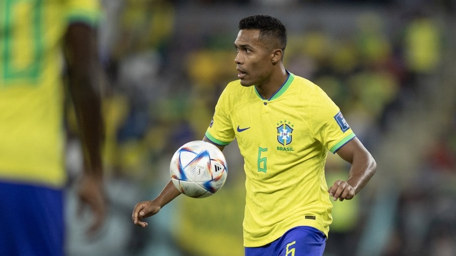 Alex Sandro deve desfalcar Brasil nas quartas de final da Copa
