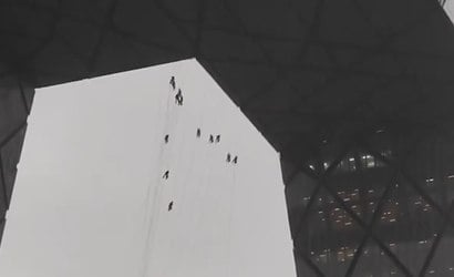 Trabalhadores ficam presos em torre de 234 metros