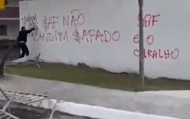 Torcedores do Flamengo picham muro do Ninho do Urubu