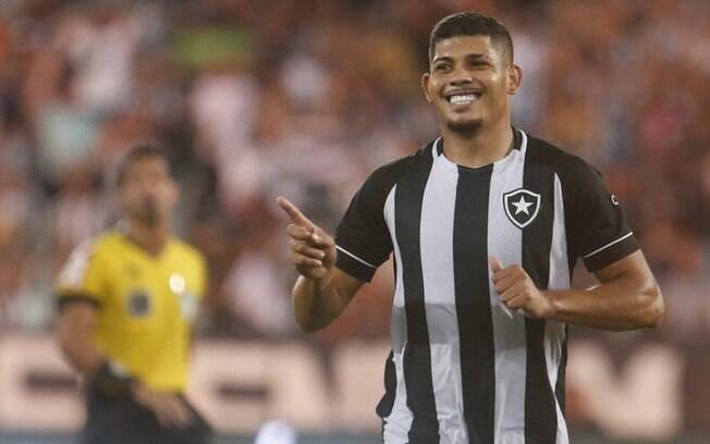 Erison garante vontade de ficar no Botafogo, exalta torcida e elogia Luis Castro: 'Sinistro'