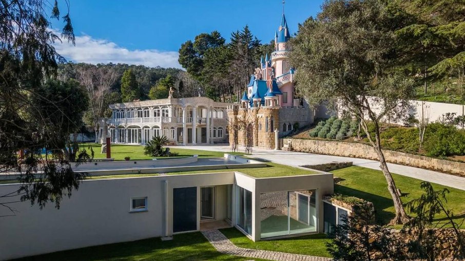 Mansão com réplica do castelo da Disney é colocada à venda por 24 milhões de euros em Portugal Mansão com réplica do castelo da Disney é colocada à venda por 24 milhões de euros em Portugal