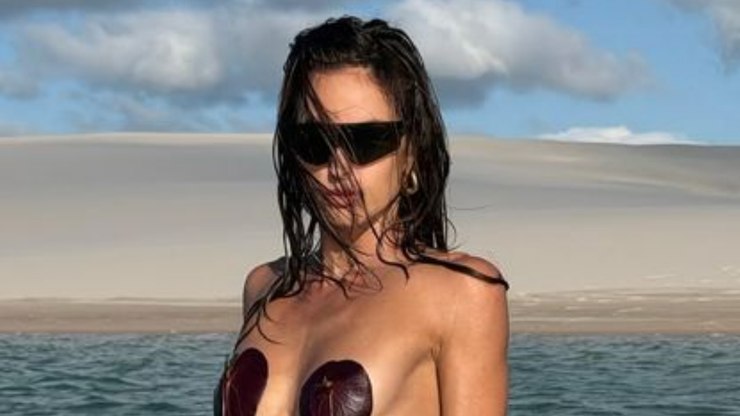 Izabel Goulart faz folhas de biquíni ao posar para fotos
