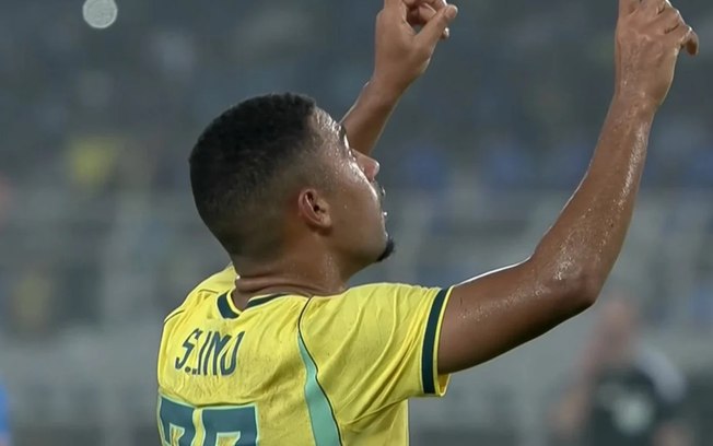 Lino chuta e marca para o Brasil. Rubro-Negro fez dois dos quatro gols da Seleção sobre a Índia Lino chuta e marca para o Brasil. Rubro-Negro fez dois dos quatro gols da Seleção sobre a Índia
