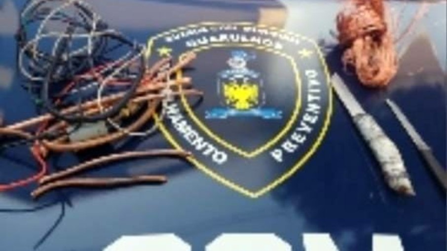 Os agentes avistaram a ação e fizeram a abordagem, constatando que o acusado carregava uma mochila com os materiais. Os agentes avistaram a ação e fizeram a abordagem, constatando que o acusado carregava uma mochila com os materiais.